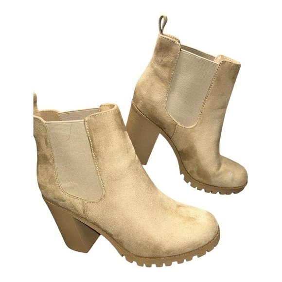 SODA Tan Suede Ankle Boots with Chunky Heel and Elastic Panels LIKE NEW! Size 8 - Picture 1 of 11